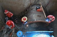 連夜搶修供水爆管！5輛送水車同時出動！